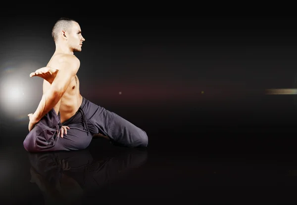 Joven haciendo ejercicio de yoga — Foto de Stock