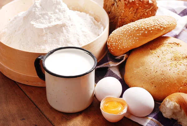 Natureza morta com pão e ovos — Fotografia de Stock