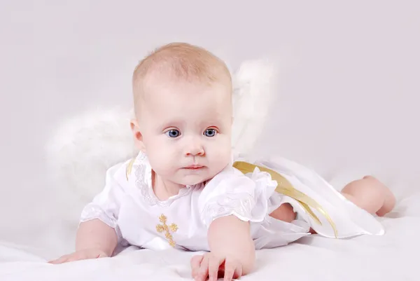 Mentindo bebê com asas de anjo — Fotografia de Stock