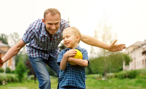 Far och son spelar — Stockfoto