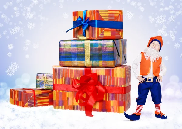 Weinig Kerstmis elf met grote geschenkdozen — Stockfoto