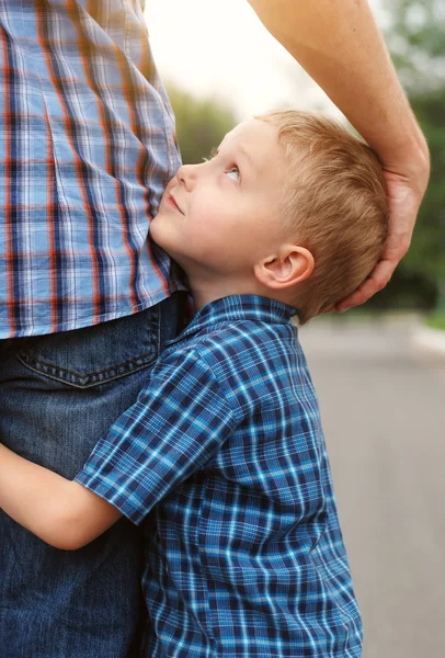 Hijo abrazando a su padre — Foto de Stock