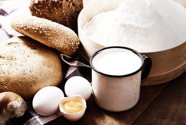 Bodegón con pan y huevos — Foto de Stock