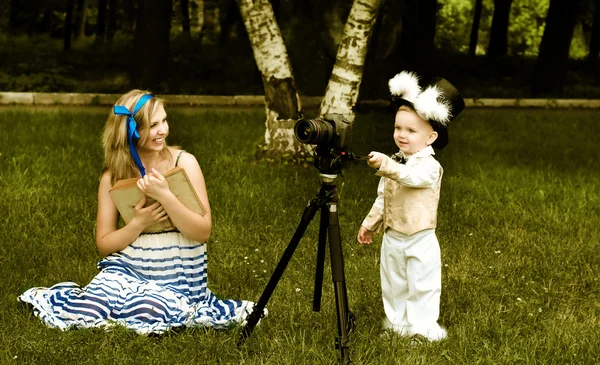 Alice a Bílý králík na zelené louce — Stock fotografie