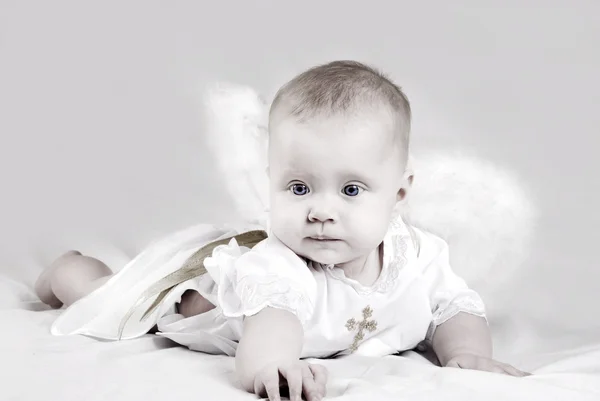 躺在婴儿与天使的翅膀 — 图库照片