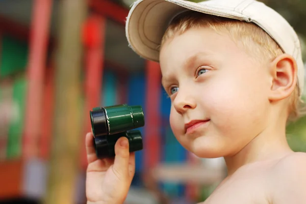 Liten pojke med kikare — Stockfoto