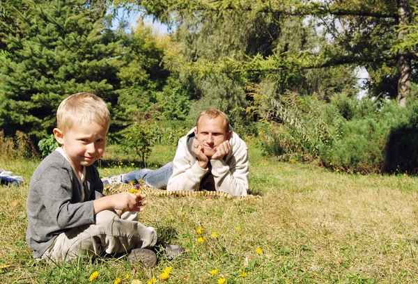 Padre e hijo tienen tiempo libre — Foto de Stock