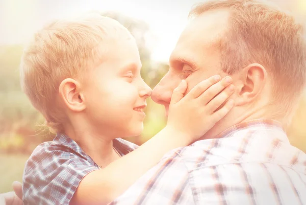 Père et fils dans le soleil qui brille — Photo