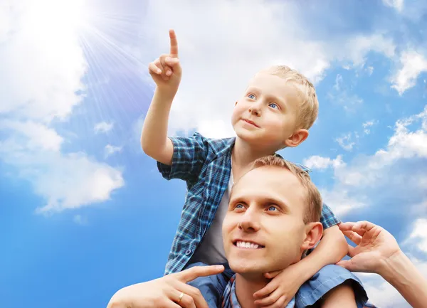 Son at father's shoulders — Stock Photo, Image