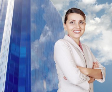 parlak mavi ofis binası arka plan üzerinde iş kadını