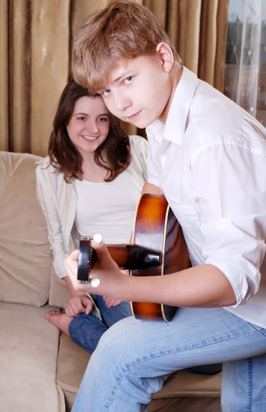 Ragazzo adolescente giocando di chitarra — Foto Stock