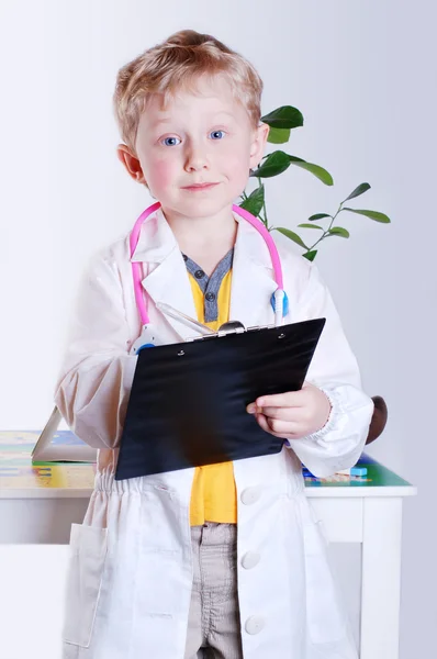 Niño sonriente en uniforme de médico —  Fotos de Stock