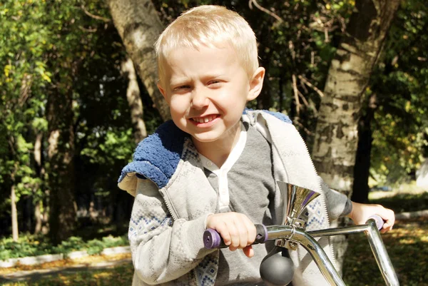 Portret kleine jongen op de fiets — Stockfoto