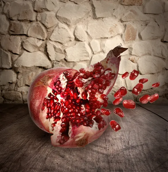 Dalende en spleet granaatappel — Stockfoto