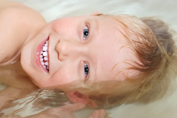 小男孩洗澡的肖像 — 图库照片