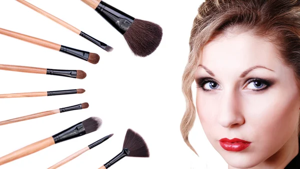 Porträt der schönen blauäugigen Mädchen mit Make-up-Pinseln — Stockfoto