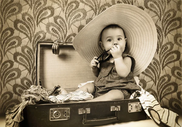 Kislány ül be a régi bőrönd — Stock Fotó