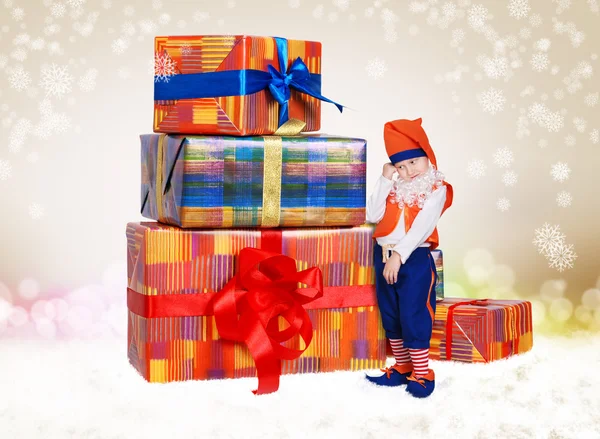 Mooie kleine gnome met chrismas geschenken — Stockfoto