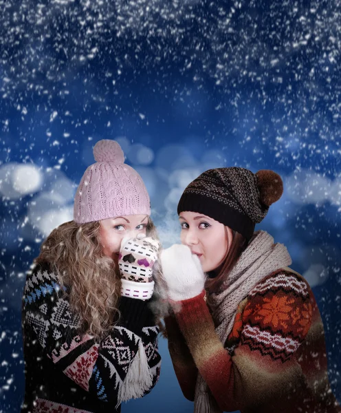 Duas raparigas de beleza congelada — Fotografia de Stock