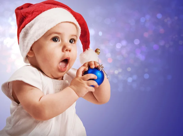 Niña bonita en sombrero de la Navidad —  Fotos de Stock