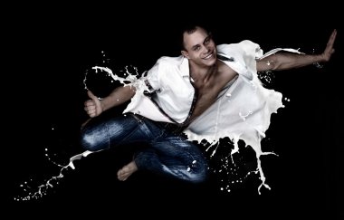 sprey süt içine git genç adam