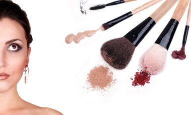 kadın portre ile kozmetik ve makyaj fırçaları