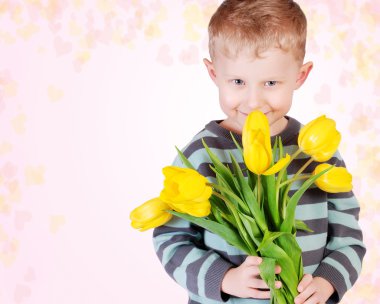 sevimli küçük çocuk ile Sarı laleler