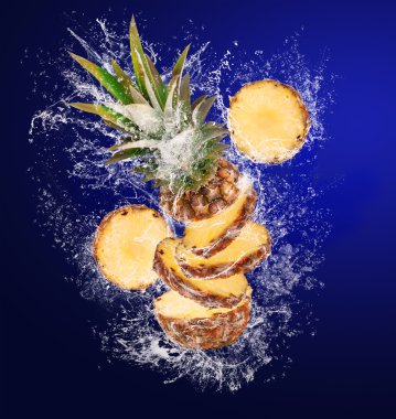 su sıçramalarına doğranmış ananas