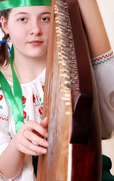 Closeup portret tennage meisje spelen door bandura — Stockfoto