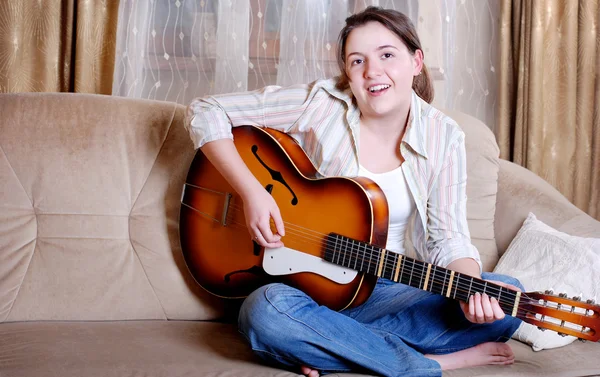 Encantadora chica adolescente juego de guitarra — Foto de Stock