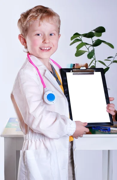 Niño sonriente feliz en doctor —  Fotos de Stock