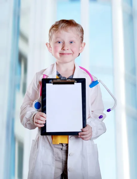 Pequeno médico com prancheta — Fotografia de Stock