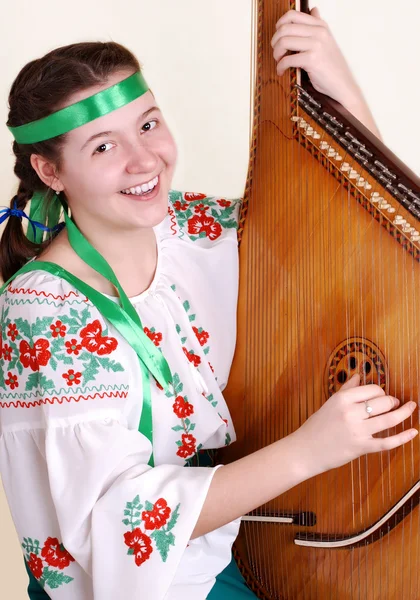 Abbastanza sorridente ragazza cantando e suonando da bandyra — Foto Stock