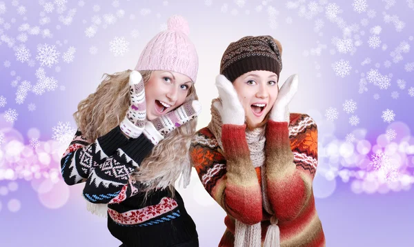 Duas lindas garotas de surpresos rindo em roupas de inverno — Fotografia de Stock