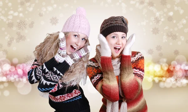 Две красивые смеясь удивлен девушки в зимней одежде — стоковое фото