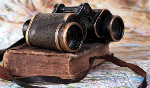 Old binocular with antique book — Stock Photo, Image