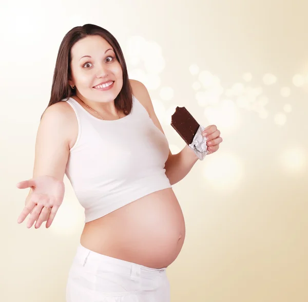 Mulher grávida com chocolate — Fotografia de Stock