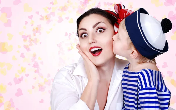 Filho, beijado sua mãe — Fotografia de Stock