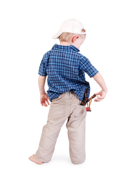 Маленький мальчик в шапку с рогатки в кармане