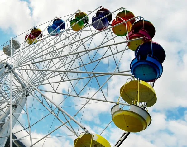 Imagem da roda gigante no dia brilhante no céu azul com nuvens — Fotografia de Stock