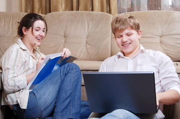 Teenage friends do homework — Stock Photo, Image