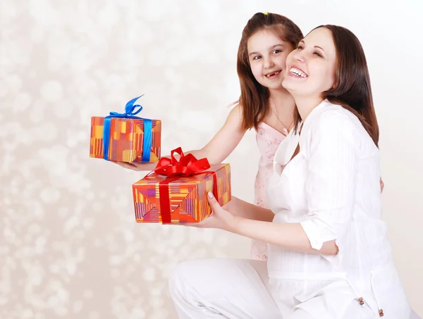 Madre e hija con regalos —  Fotos de Stock