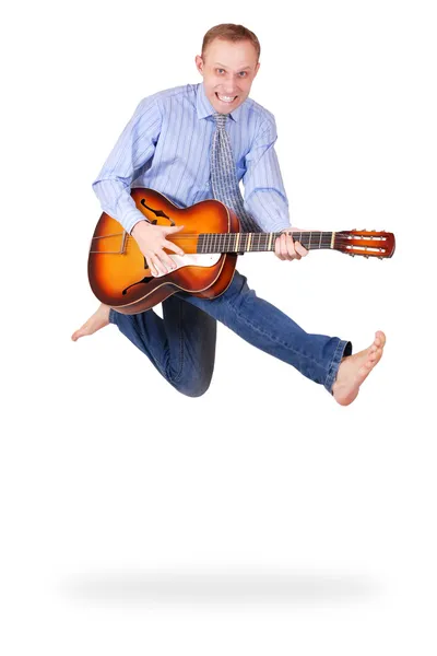 Ekspresyjny człowiek skoki z gitara — Zdjęcie stockowe