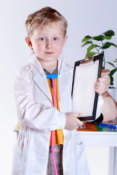 Ragazzino con strumenti medici — Foto Stock