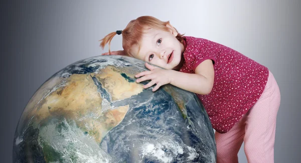 Garotinha abraça suavemente o globo da terra — Fotografia de Stock
