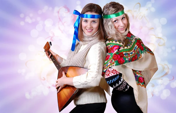 Два російських краси дівчаток з народних атрибути — стокове фото
