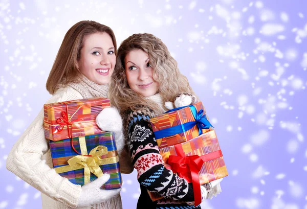 Namoradas felizes com presentes de Natal — Fotografia de Stock