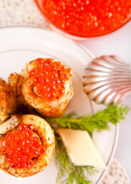 Rusça krep ve kırmızı havyar ile snack