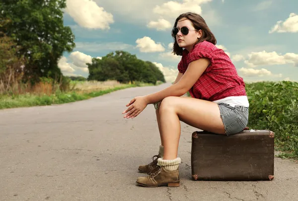 Yong girl traveler on the lonely road — Stock Photo, Image