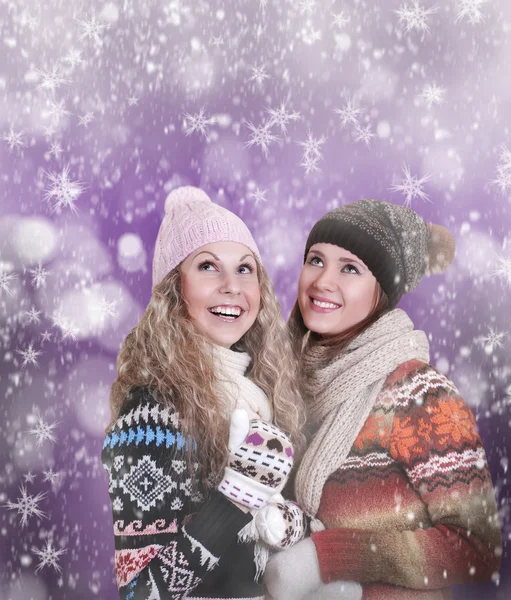 Dvě šťastné krásné dívky zimní portrét — Stock fotografie